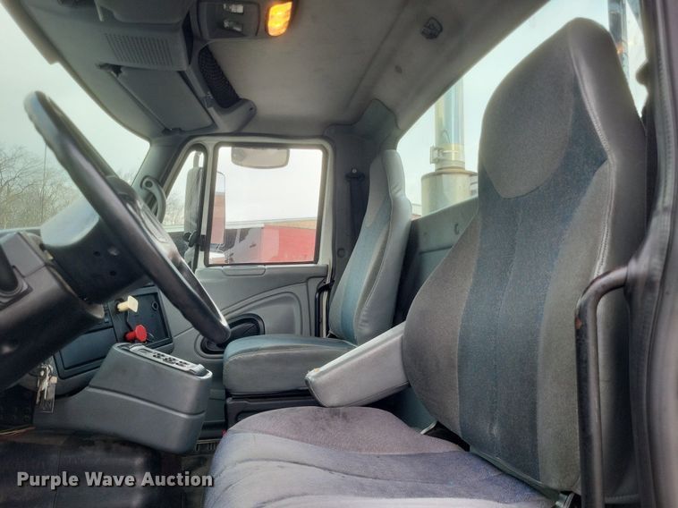 image for item MJ9004 2007 International 8600 semi truck