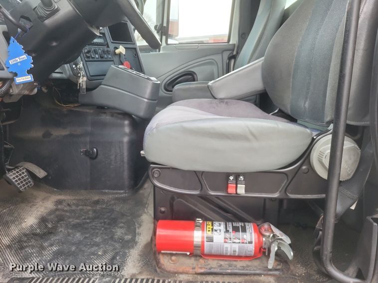 image for item MJ9004 2007 International 8600 semi truck