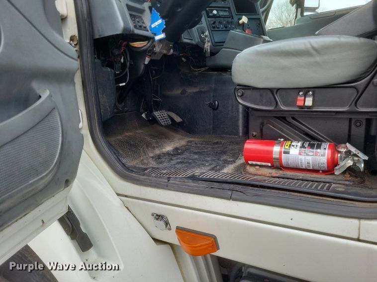 image for item MJ9004 2007 International 8600 semi truck