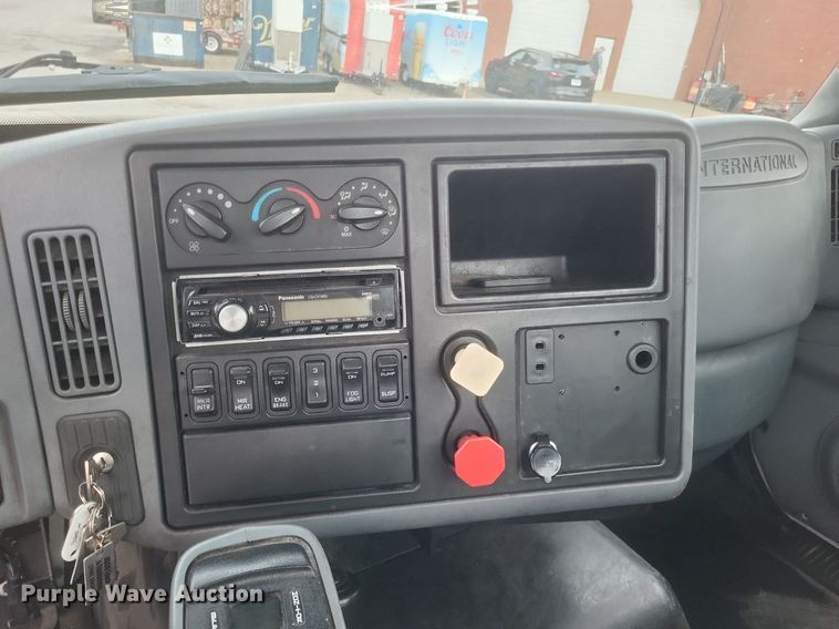 image for item MJ9004 2007 International 8600 semi truck