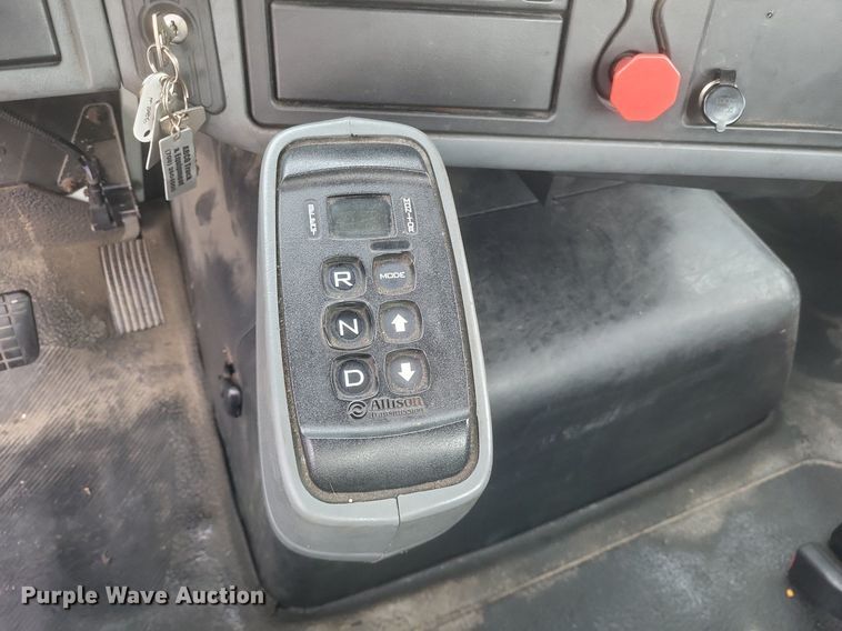 image for item MJ9004 2007 International 8600 semi truck