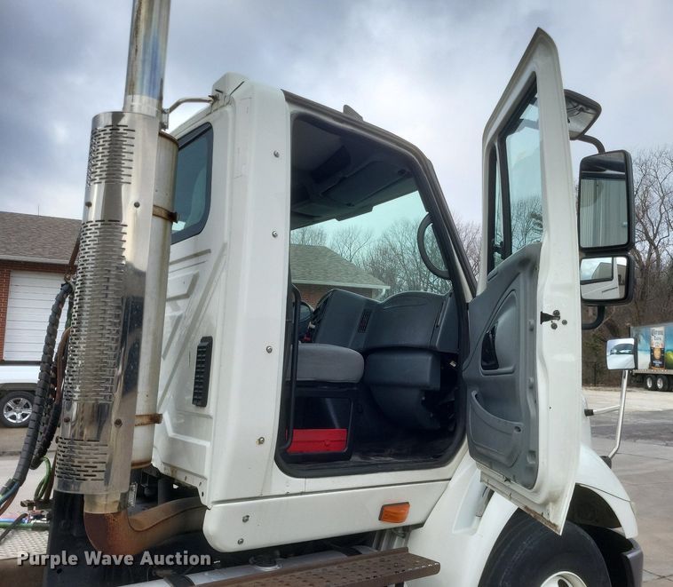 image for item MJ9004 2007 International 8600 semi truck