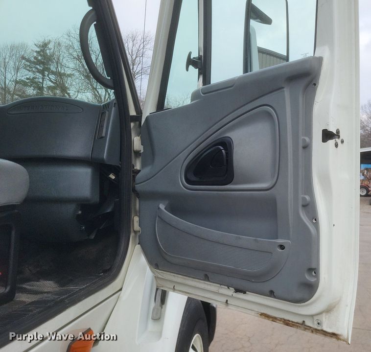 image for item MJ9004 2007 International 8600 semi truck