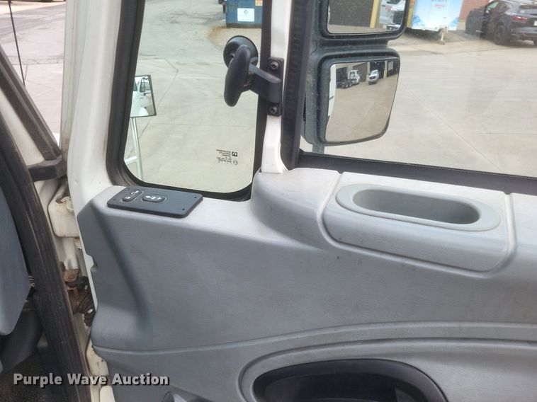 image for item MJ9004 2007 International 8600 semi truck