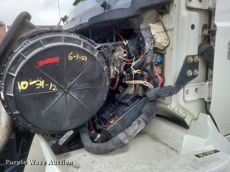 image for item MJ9004 2007 International 8600 semi truck