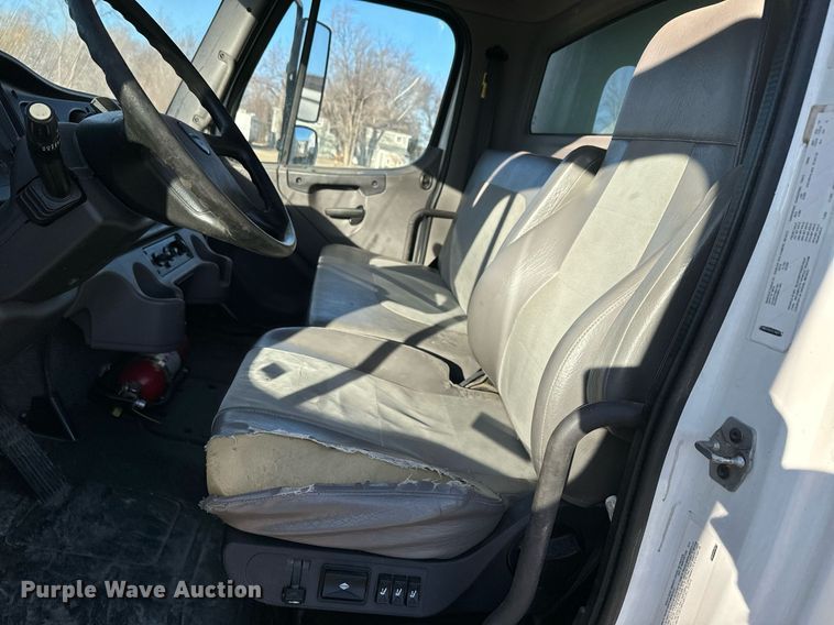 image for item NF9332 2017 Freightliner  Business Class M2 box truck