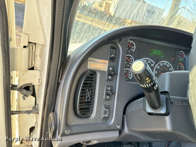 image for item NF9332 2017 Freightliner  Business Class M2 box truck