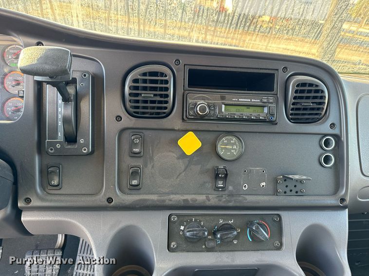 image for item NF9332 2017 Freightliner  Business Class M2 box truck