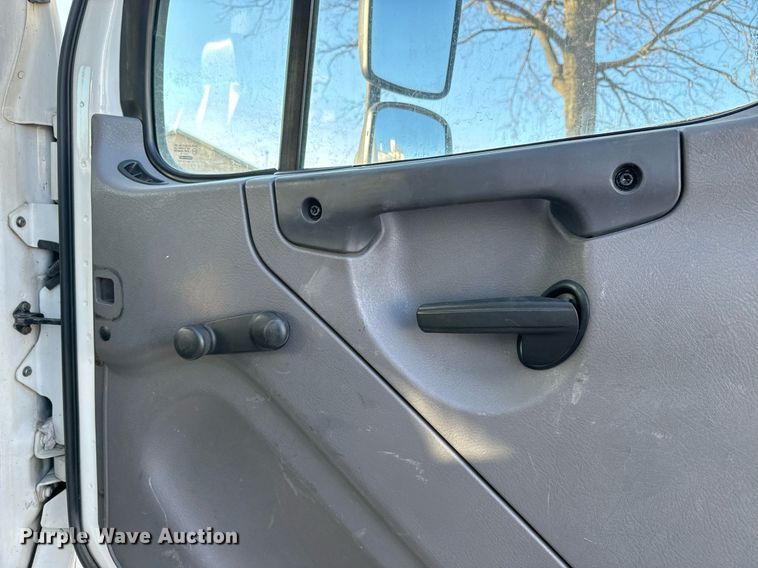 image for item NF9332 2017 Freightliner  Business Class M2 box truck