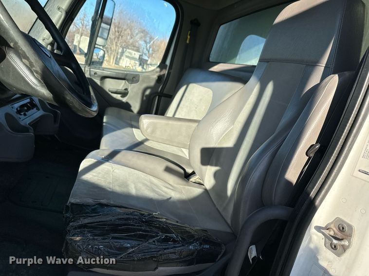 image for item NF9333 2017 Freightliner  Business Class M2 box truck