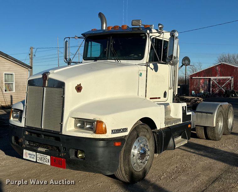 image for item NF9347 1987 Kenworth  T600 semi truck