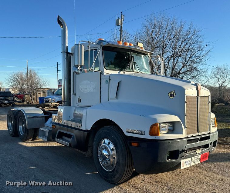 image for item NF9347 1987 Kenworth  T600 semi truck
