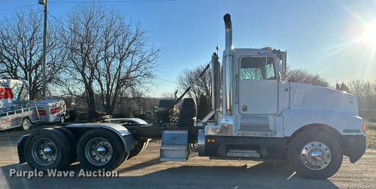 image for item NF9347 1987 Kenworth  T600 semi truck