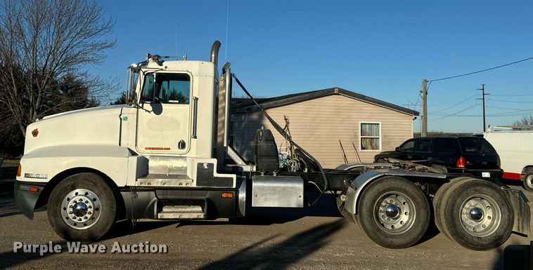 image for item NF9347 1987 Kenworth  T600 semi truck