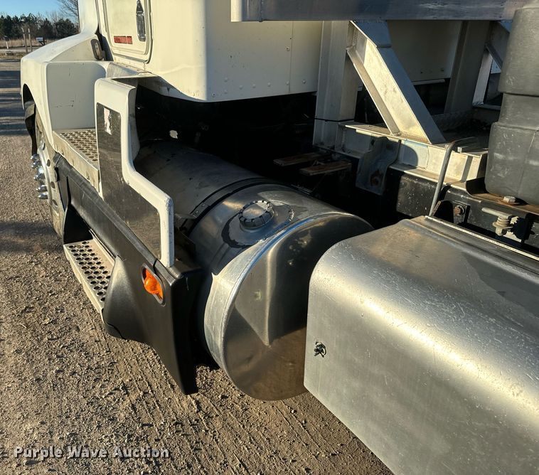 image for item NF9347 1987 Kenworth  T600 semi truck