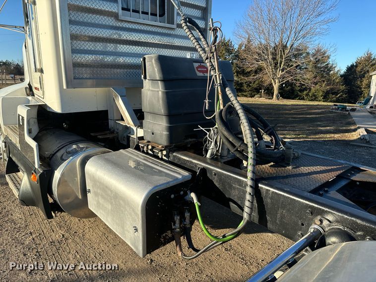 image for item NF9347 1987 Kenworth  T600 semi truck