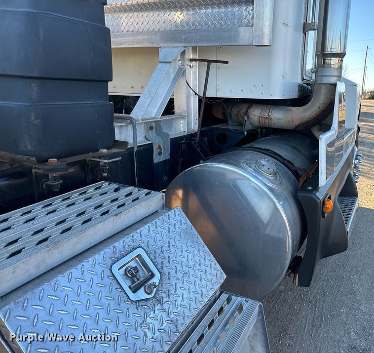 image for item NF9347 1987 Kenworth  T600 semi truck