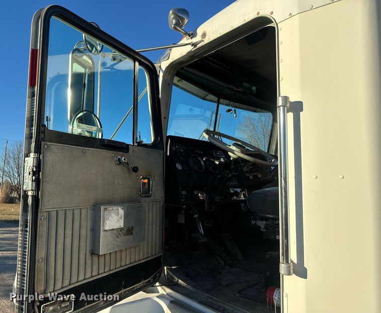 image for item NF9347 1987 Kenworth  T600 semi truck