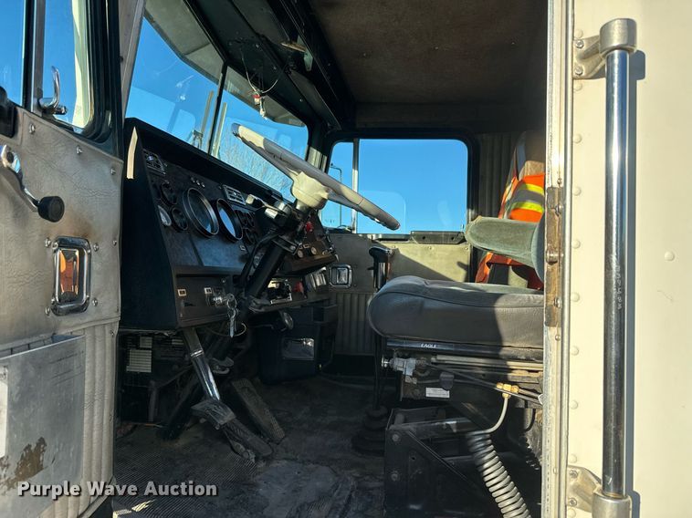 image for item NF9347 1987 Kenworth  T600 semi truck