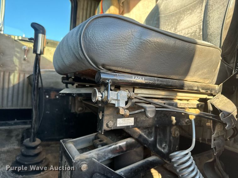 image for item NF9347 1987 Kenworth  T600 semi truck