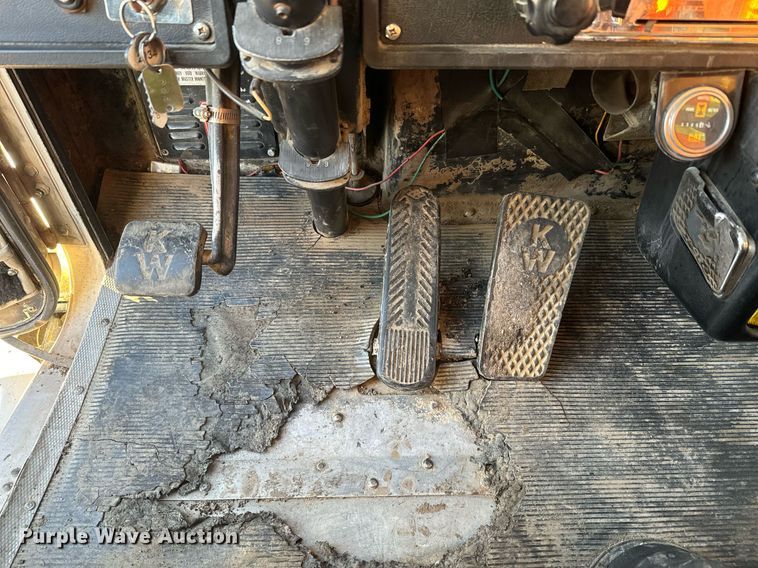 image for item NF9347 1987 Kenworth  T600 semi truck