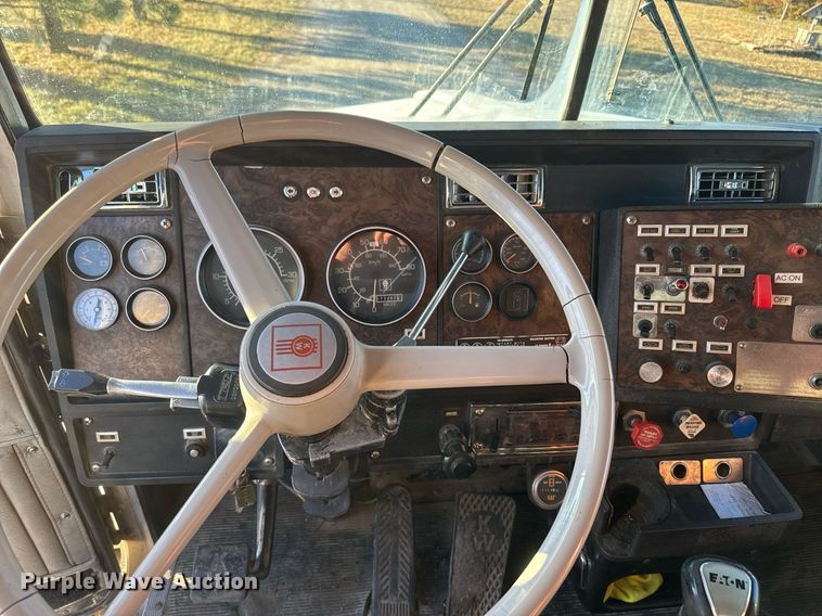 image for item NF9347 1987 Kenworth  T600 semi truck