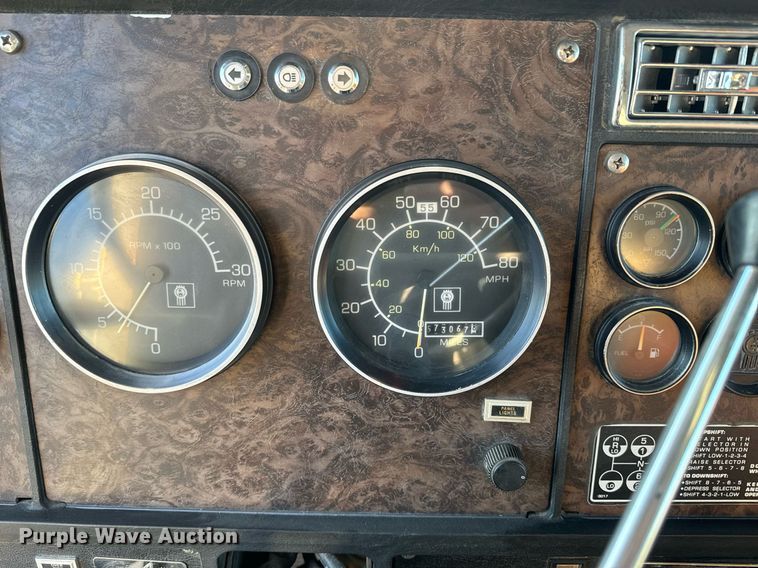 image for item NF9347 1987 Kenworth  T600 semi truck