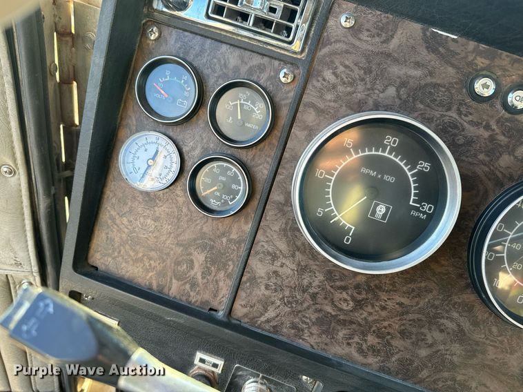 image for item NF9347 1987 Kenworth  T600 semi truck