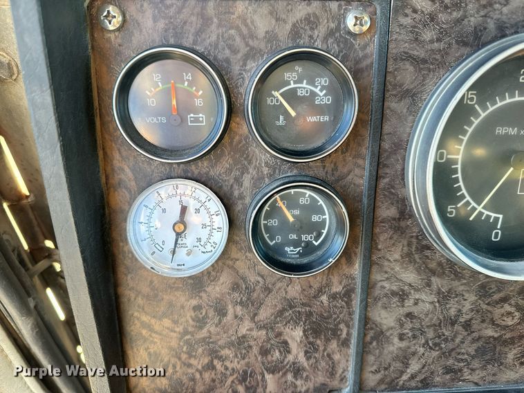 image for item NF9347 1987 Kenworth  T600 semi truck