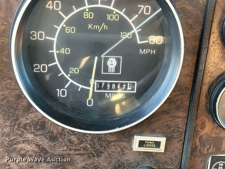 image for item NF9347 1987 Kenworth  T600 semi truck