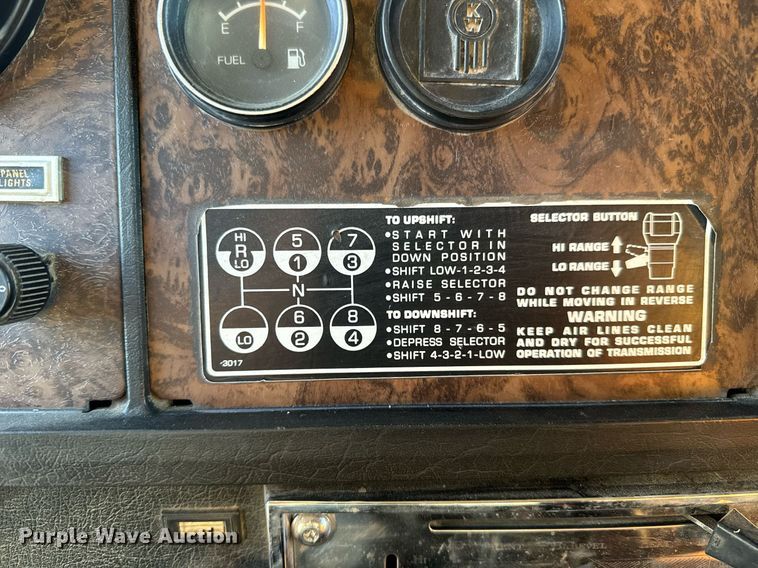 image for item NF9347 1987 Kenworth  T600 semi truck