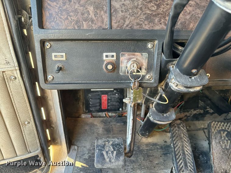 image for item NF9347 1987 Kenworth  T600 semi truck