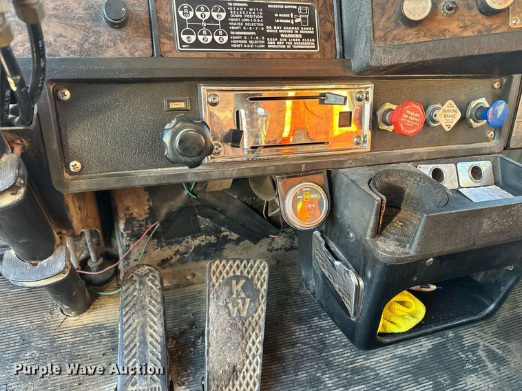 image for item NF9347 1987 Kenworth  T600 semi truck