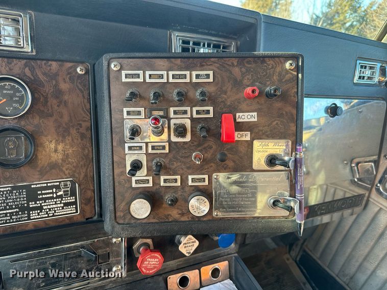 image for item NF9347 1987 Kenworth  T600 semi truck