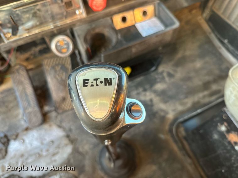 image for item NF9347 1987 Kenworth  T600 semi truck