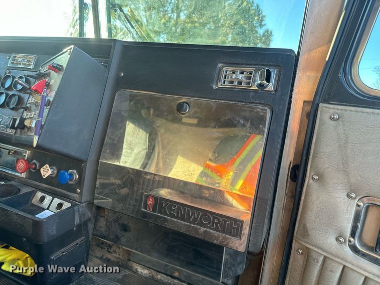 image for item NF9347 1987 Kenworth  T600 semi truck