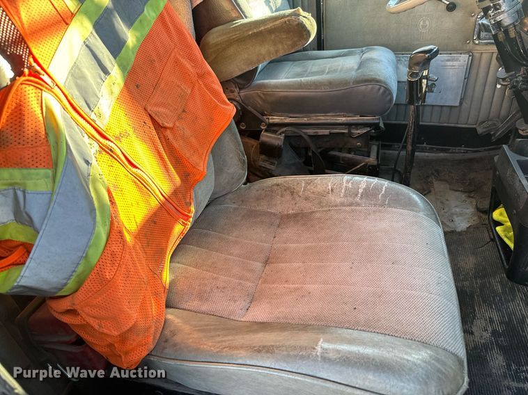 image for item NF9347 1987 Kenworth  T600 semi truck