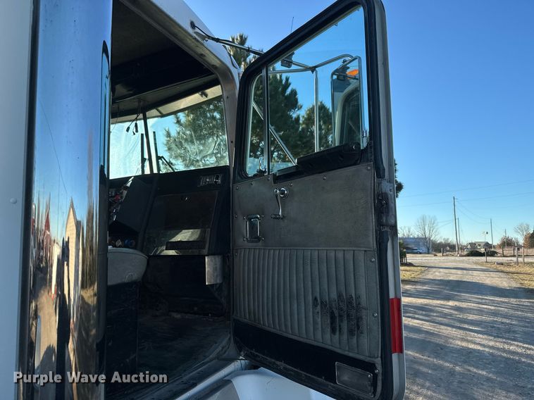 image for item NF9347 1987 Kenworth  T600 semi truck