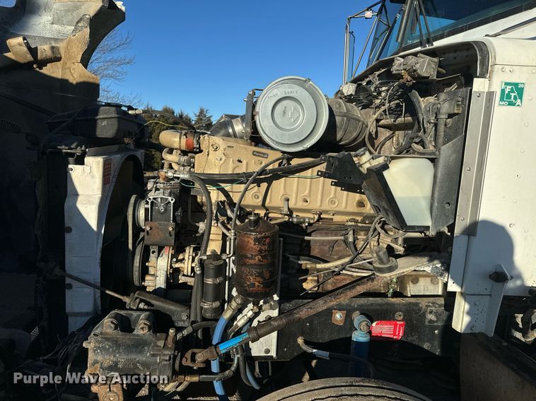 image for item NF9347 1987 Kenworth  T600 semi truck