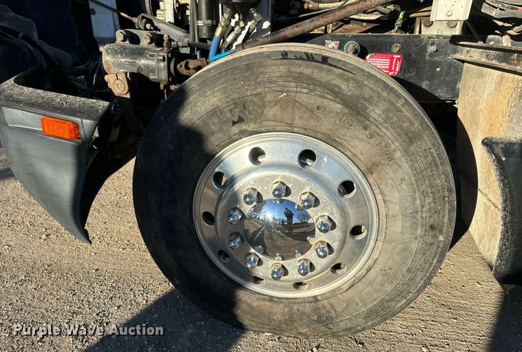 image for item NF9347 1987 Kenworth  T600 semi truck