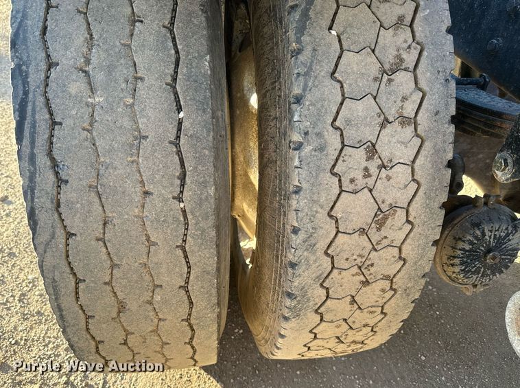 image for item NF9347 1987 Kenworth  T600 semi truck