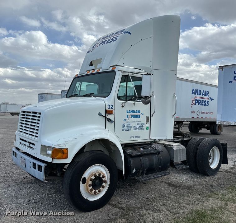 image for item NI9677 2000 International  8100 semi truck