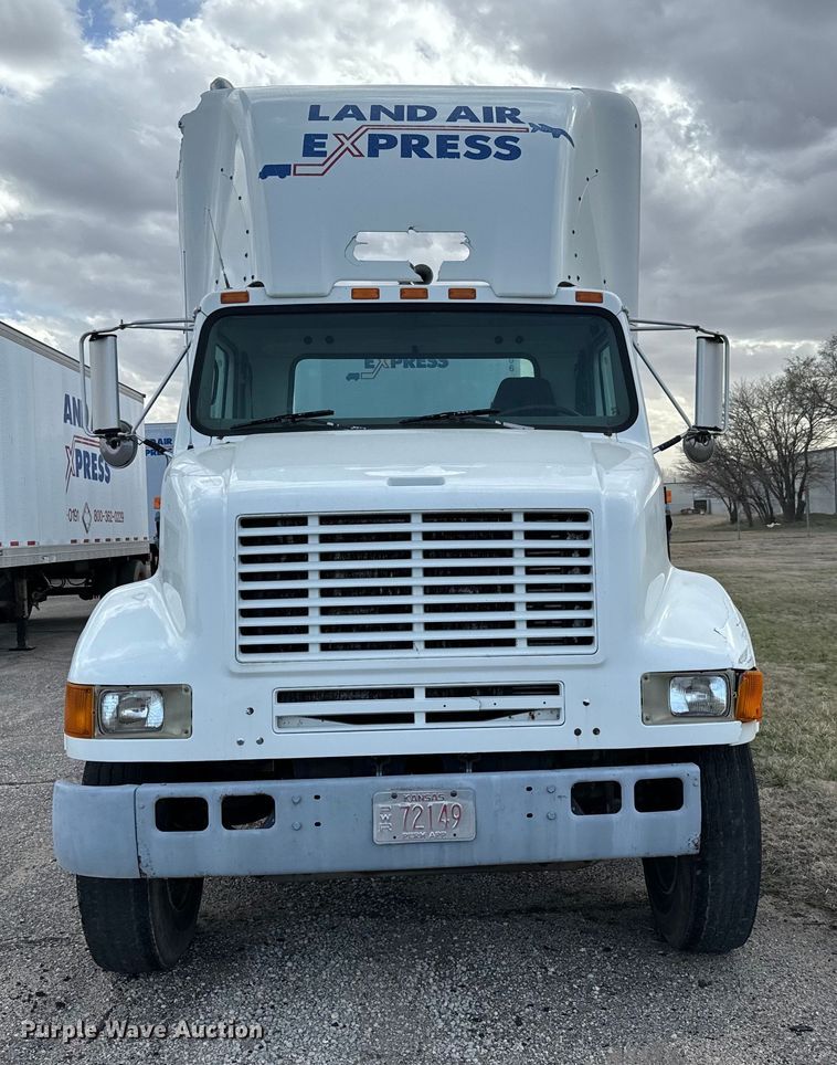 image for item NI9677 2000 International  8100 semi truck