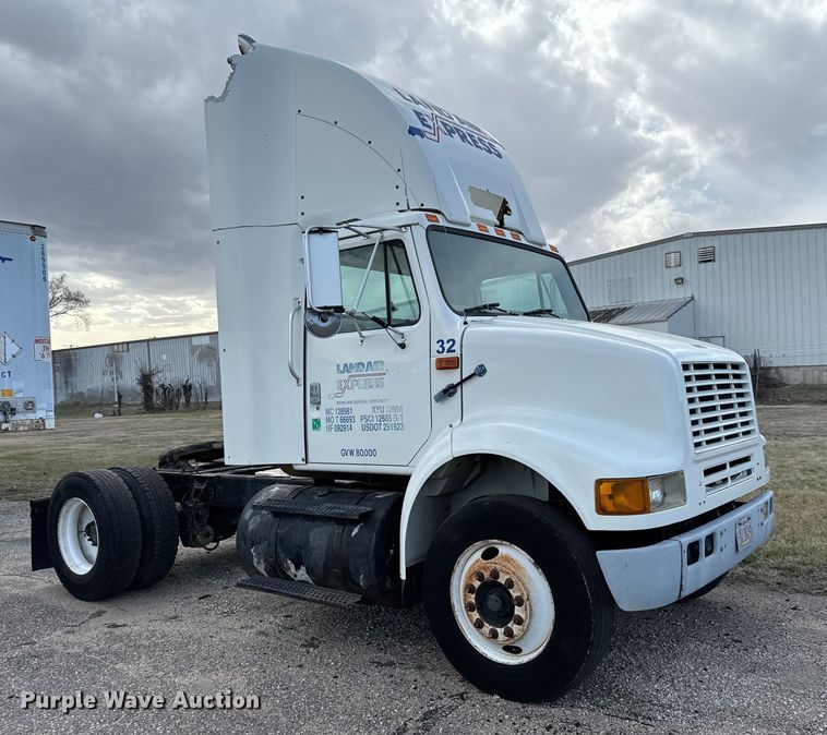 image for item NI9677 2000 International  8100 semi truck