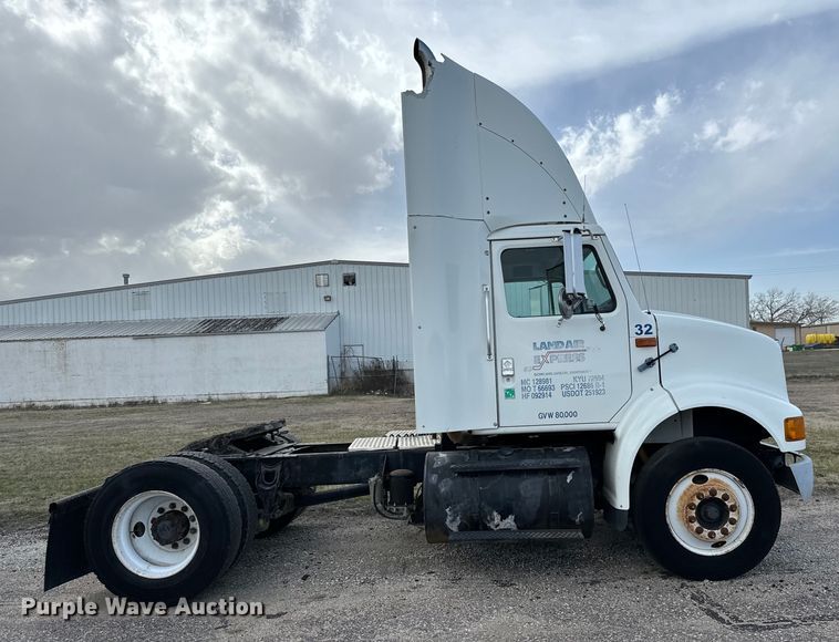 image for item NI9677 2000 International  8100 semi truck