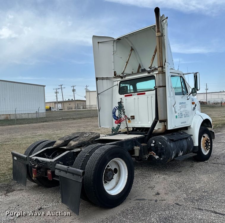 image for item NI9677 2000 International  8100 semi truck