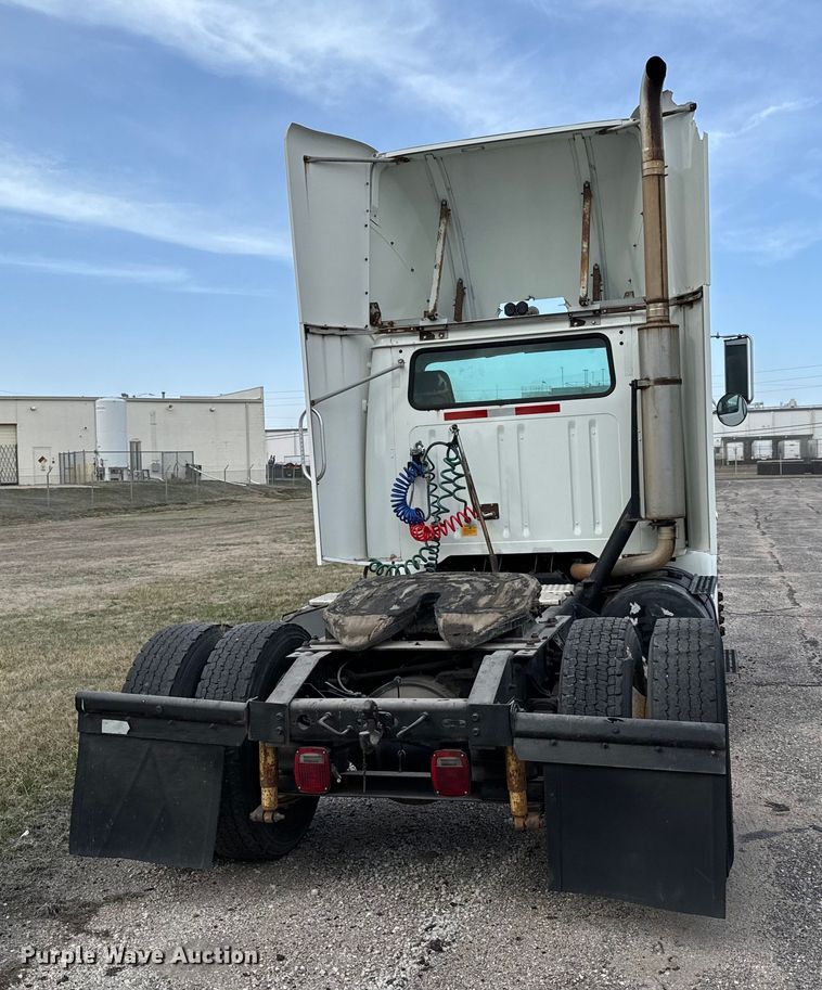 image for item NI9677 2000 International  8100 semi truck