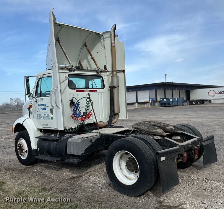 image for item NI9677 2000 International  8100 semi truck