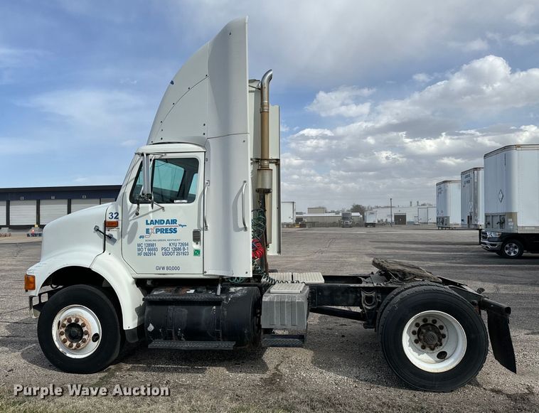 image for item NI9677 2000 International  8100 semi truck