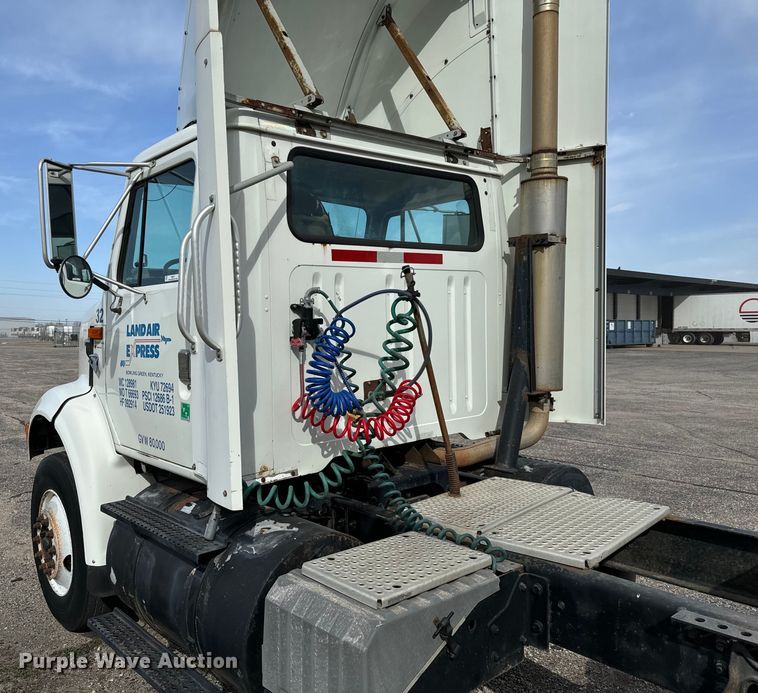 image for item NI9677 2000 International  8100 semi truck